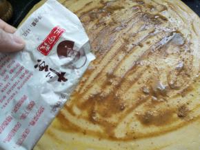 抹上麻酱撒上十三香和盐