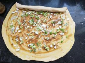 从一侧慢慢卷起