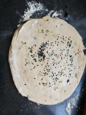 并慢慢擀面开加上芝麻