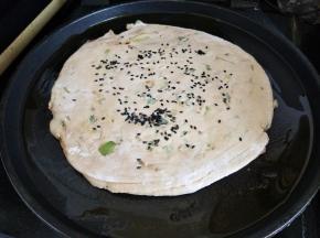 电饼铛抹少许油加入面饼