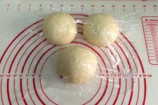 发好的面团取出排气，平均分成三份，滚圆松弛15分钟。