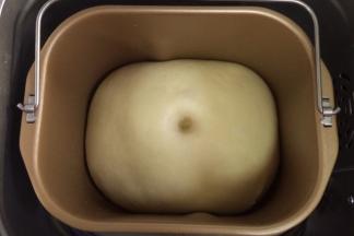 面团发至2～2.5倍大，手指沾面粉戳孔，不塌陷不回弹。