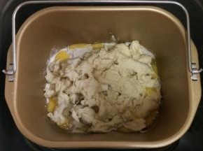 往面包机内加入主面团除黄油以外的材料（最佳顺序是先液体，后粉类，干酵母，中种材料），启动面包机和面功能。