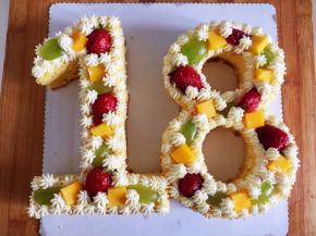 中间摆放水果块，有间隙的地方都挤上奶油