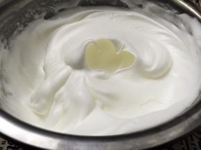 至偏干性发泡的状态（介于湿性发泡和干性发泡之间，拉起打蛋器，会有小弯勾），冰箱冷藏备用