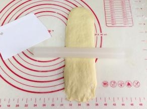 松弛好后，进行第二次擀卷，把面团擀长。