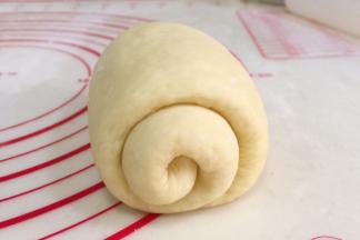 继续卷起来，2.5圈比较好，最好不要超过3圈。