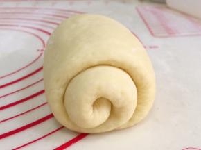继续卷起来，2.5圈比较好，最好不要超过3圈。