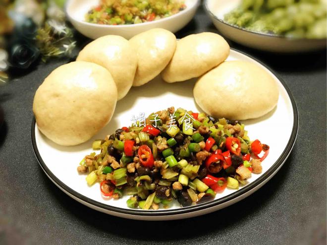 杂粮窝窝头配什锦炒肉沫