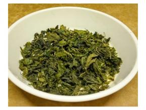 茶叶泡开后捞出用手揸干水分，放室外自然风干