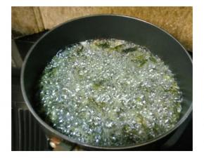 锅里加入油，油温到七成时放入风干的茶叶炸至干脆