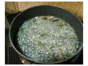 锅里加入油，油温到七成时放入风干的茶叶炸至干脆