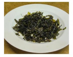 炸好的茶叶放入蒜盐椒盐拌匀