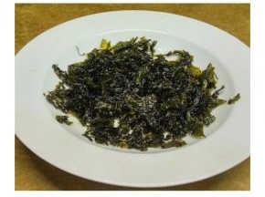 炸好的茶叶放入蒜盐椒盐拌匀