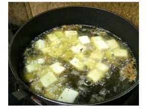 锅里继续加热，放入切块的豆腐炸至金黄