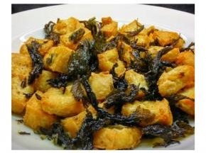 炸好的豆腐放入茶叶拌匀即可（买的豆腐已经有咸味的，所以没有再放调味料）