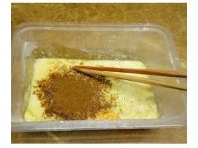 鸡蛋打散加入蒜盐、椒盐、黑椒碎、淀粉、面粉调匀