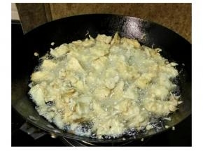 锅中油烧至八成热，放入油锅中炸至表面金黄捞出备用