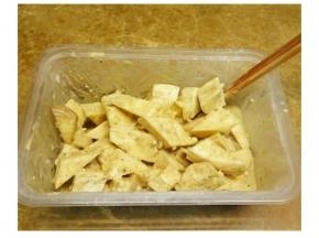  杏鲍菇洗净切块后裹上蛋粉液