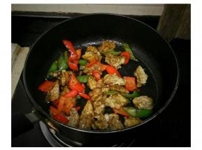 锅中留油，放入红椒青椒块爆香，爆香后加盐、糖、生抽、少许陈醋调味，最后放入炸好后的杏鲍菇块炒均即可