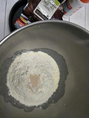 1.主材料中的所有液体放入厨师机盆，需预留部分牛奶，根据自己面粉吸水率，适当调整。
2.液体搅匀，加入糖搅匀。
3.倒入面粉，干酵母。
4.黄油和盐先暂时不加。