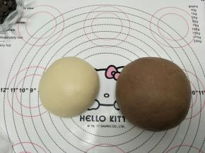 1.分割一部分面团，加入可可粉混匀到面团。
2.分别发酵。
3.发酵好后排气滚圆。