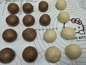 后分割成16个面团，滚圆，覆盖保鲜膜。