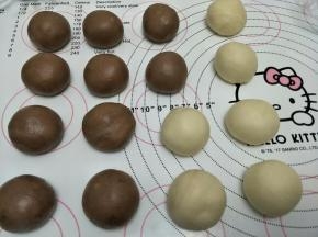 后分割成16个面团，滚圆，覆盖保鲜膜。