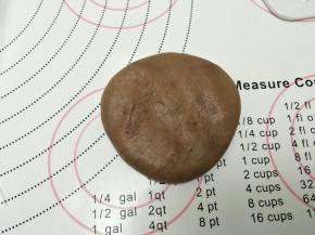 静置一会，取一个面团，用手压扁。