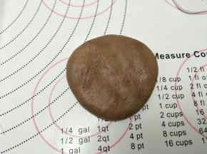 静置一会，取一个面团，用手压扁。