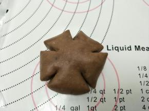 用硬质刮板切开如图形状。