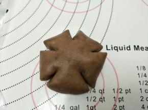 用硬质刮板切开如图形状。