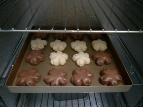 捏起边，就变成花了。
在温暖，有湿度的环境再进行发酵。