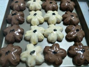 20-30分钟左右，明显发大。涂蛋液，轻压花瓣花蕊痕，也可不压。撒些黑芝麻。