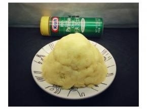 红薯蒸熟压成泥，用沙拉酱、练奶、黄油、芝士粉拌匀