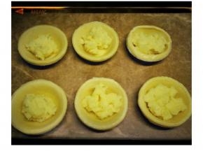 蛋挞皮解冻后放入薯蓉