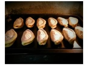 烤箱200度30分钟，皮起酥变金黄色即可