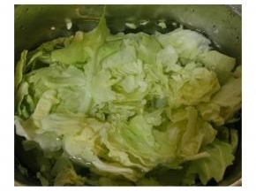 包菜手撕成块，清水里放一点盐（盐水浸泡可以去农药残留物），浸泡3分钟，后捞出沥干水备用