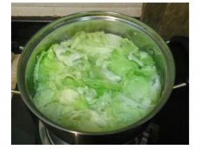 清水煮沸放入包菜、盐煮至熟，捞出包菜，过两遍凉开水，沥干水分上盘
