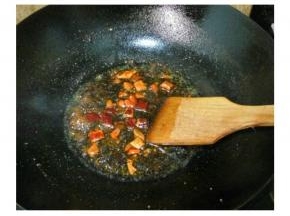 锅放油，爆炒干辣椒、蒜末、盐、酱油、糖陈醋煮沸