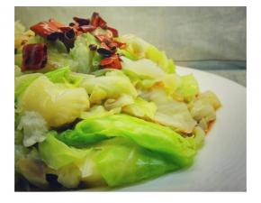 把煮沸的配料淋在包菜上面拌均即可