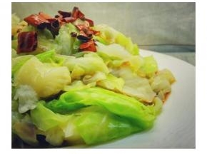 把煮沸的配料淋在包菜上面拌均即可