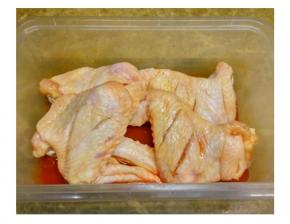 鸡翅洗净划两刀，加上少许料酒和新奥尔良腌料腌制放冰箱过夜