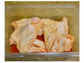 鸡翅洗净划两刀，加上少许料酒和新奥尔良腌料腌制放冰箱过夜