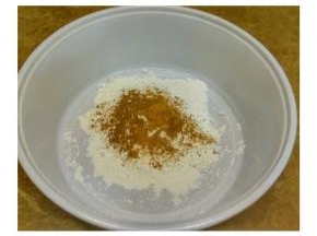 面粉和淀粉按5：2的比例倒入容器内，然后加入少许盐、椒盐和十三香混合均匀； 倒出一小部分加入适量水调成稀面糊