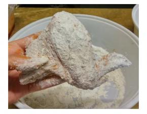  腌好的鸡翅先沾一层干粉