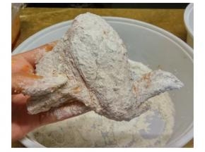  腌好的鸡翅先沾一层干粉