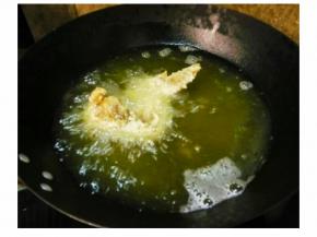 锅里加入适量油，六成油温时下入鸡翅炸熟沥干油捞出