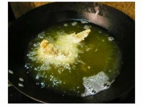 锅里加入适量油，六成油温时下入鸡翅炸熟沥干油捞出