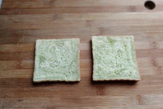 准备吐司两片（吐司任选哈，家里只有这个啦）